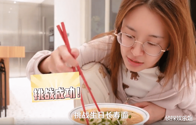 陈赫|陈赫罕见主动晒一家四口，与张子萱越来越幸福，网友喊话再生一个