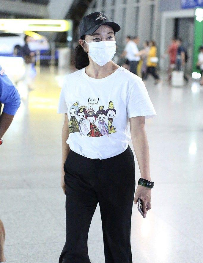 刘晓庆|刘晓庆74岁还是爱漂亮,走机场又纹眉又化眼线,但体态就是老人