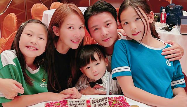 蔡少芬|蔡少芬重回香港定居后，素颜现身苍蝇馆，穿褶皱白衬衣无助理陪同