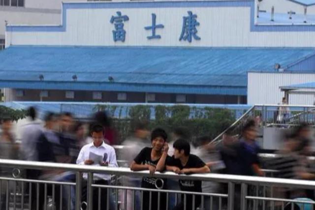 海外建厂受挫,郭台铭后悔了,重返国内招工:干满三月就奖7500元