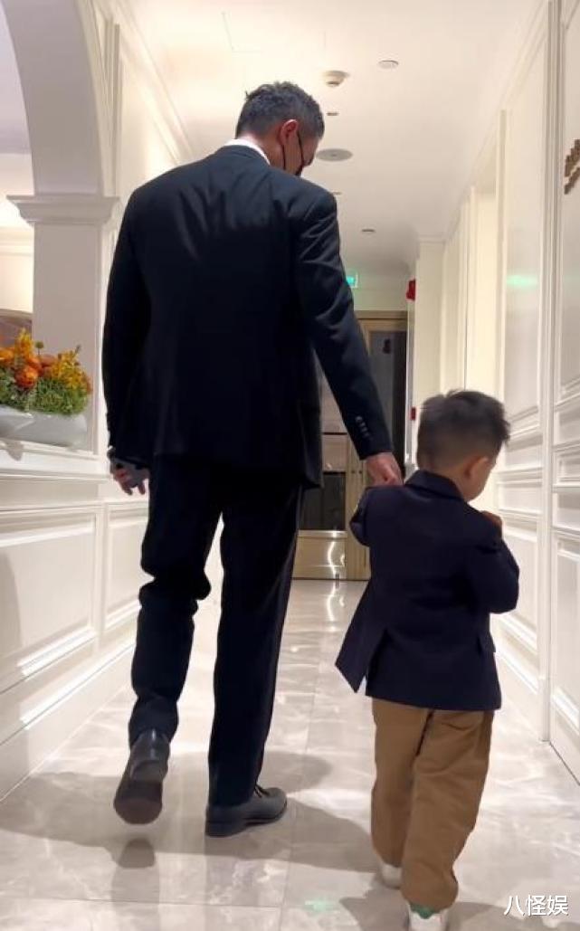 明道|明道晒照庆圣诞，送老婆名牌包和珠宝，2岁儿子正脸出镜帅气可爱