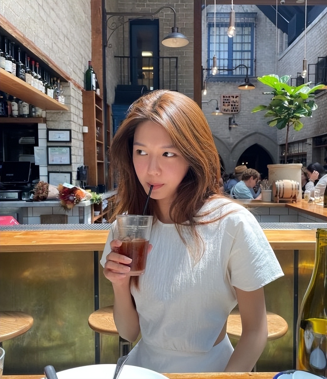 崔秀英|少女时代崔秀英,街头的咖啡厅享受假期,纯真和素颜的优雅之美!