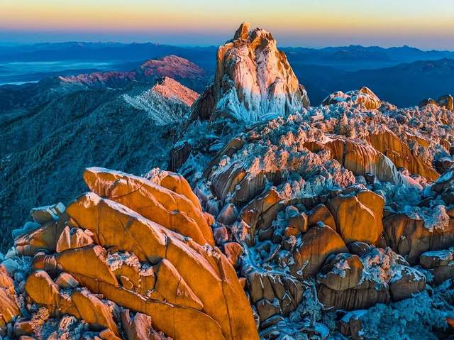 潜山|潜山：奇石披“薄纱” 晨曦泛“金光”