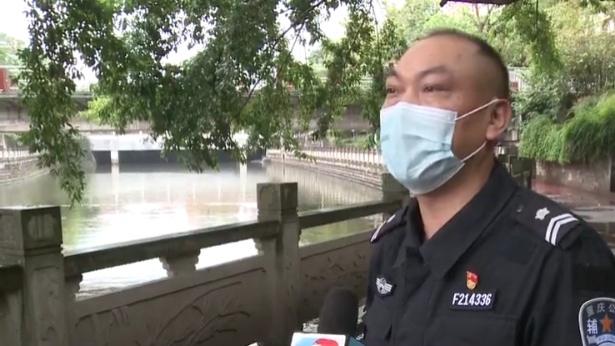 事发重庆一河边，现场一女子已跳入河中，辅警奋不顾身下水施救