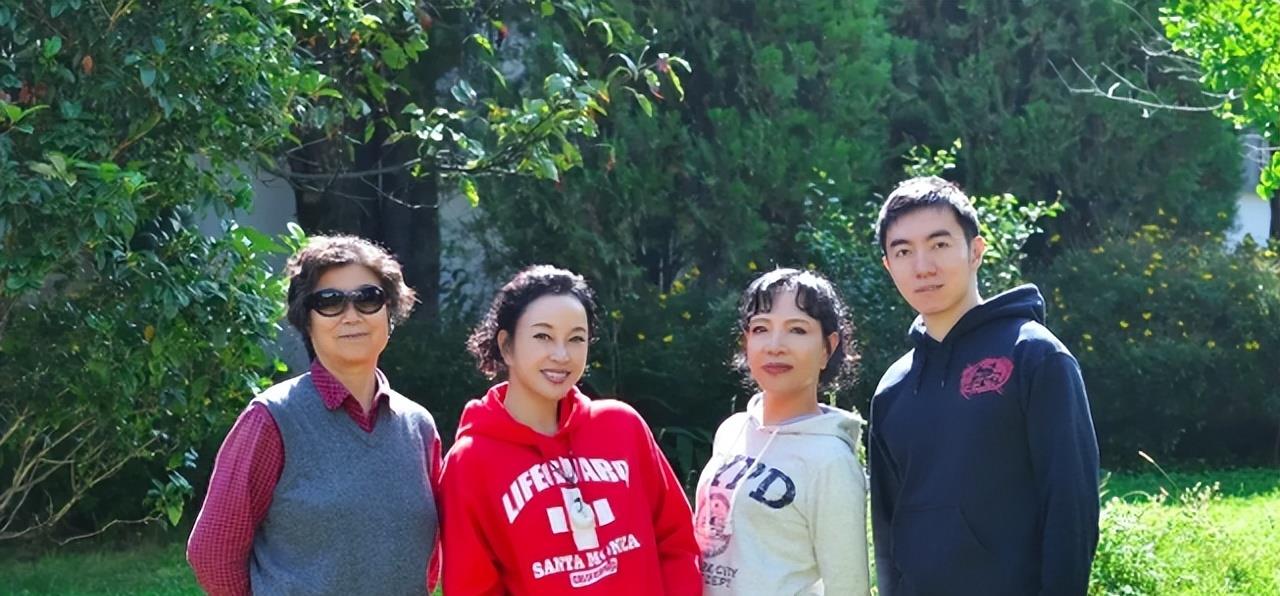 刘晓庆|刘晓庆携丈夫家庭聚会，穿卡通卫衣扮小姑娘，四婚富豪丈夫受追捧