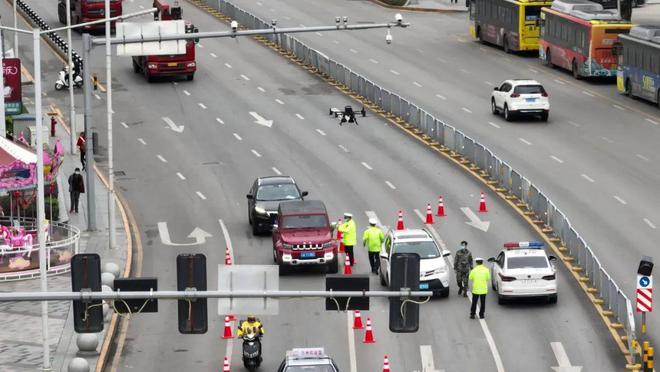 万州|万州街头、江面警用无人机出动,听听它在“说”什么……