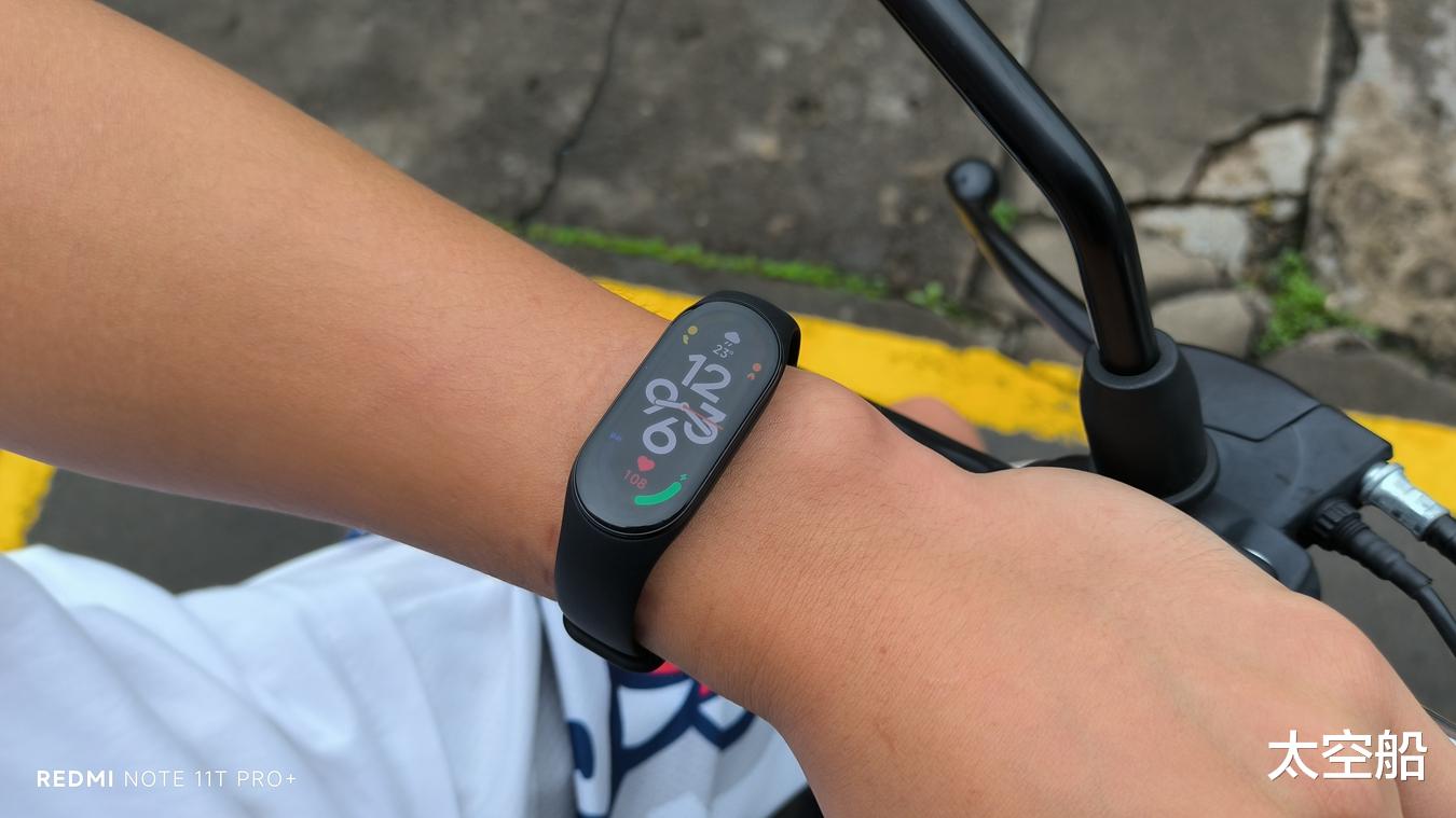 |屏幕更大，功能更全，小米手环7评测