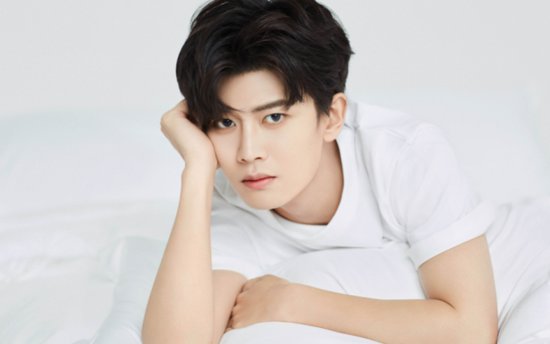 任嘉伦|有一种“合影”叫任嘉伦，跟谁都是保持距离，唯独对她藏不住爱意