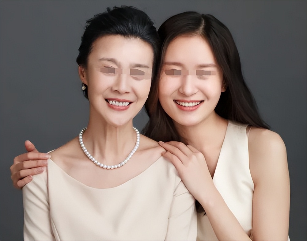 不讲武德？2015年母女二人与装修工人发生关系，还拍照敲诈10万元