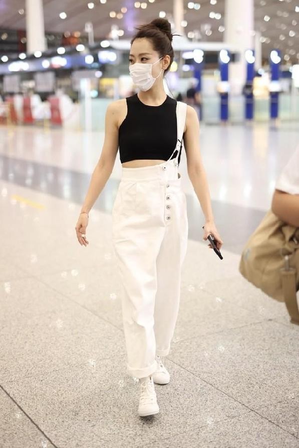 白冰|白冰身材好还懂穿搭,穿露腰的露脐装,还是找到了显瘦效果好的