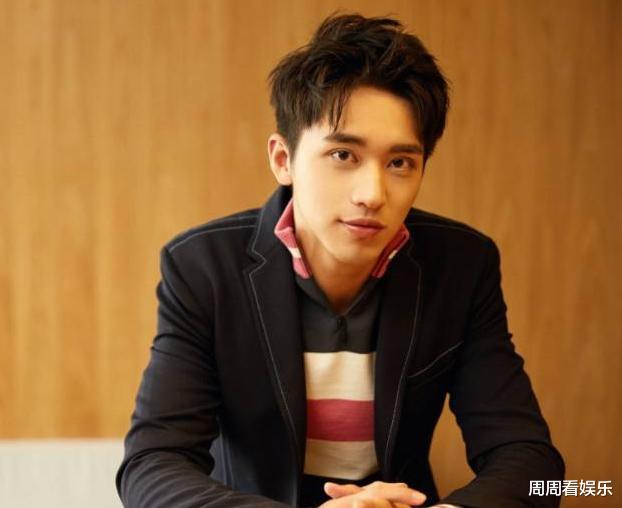 许魏洲|许魏洲婚后首次现身心情极好，疑带妻子共赴剧组，闺蜜多管闲事