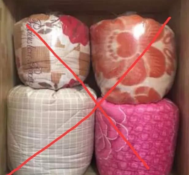 好多人把被子直接塞衣柜,瞧下面是怎么做的,太有才了!