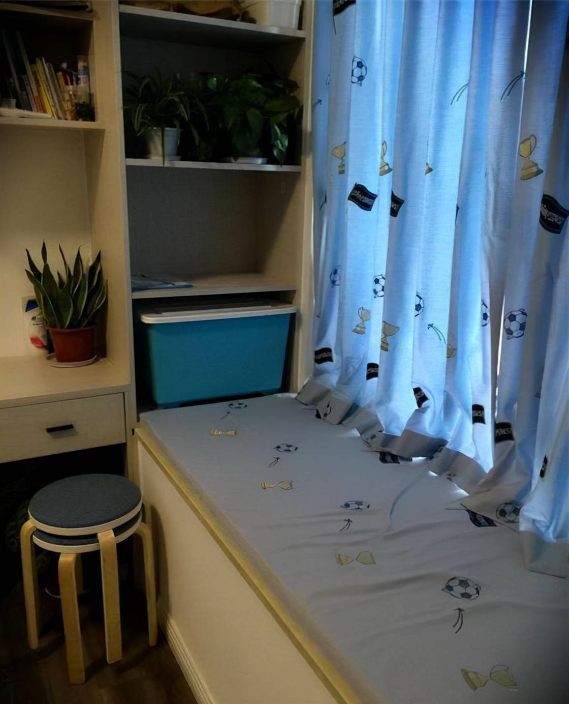 第一次见阳台防盗网这样装,很是美观,朋友们见了都夸好!