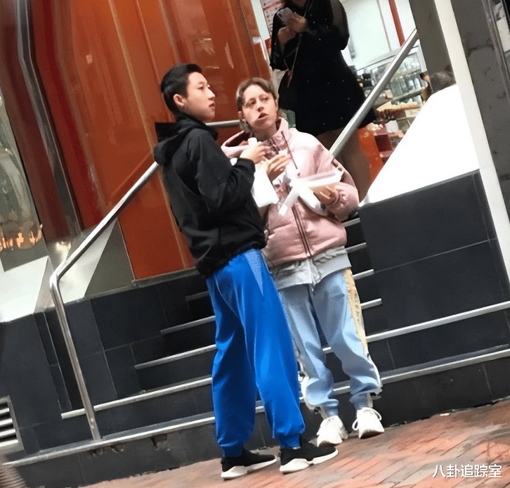 吴卓林|成龙女儿吴卓林领救济食物！称因为父亲被人打，自曝带妻子睡桥底