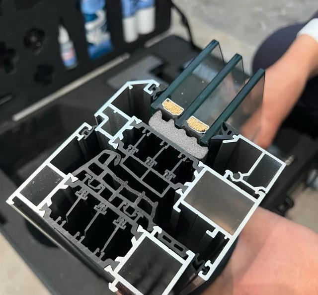 看了很多家庭的窗户，发现了窗户玻璃上的3个“通病”，太扎心了