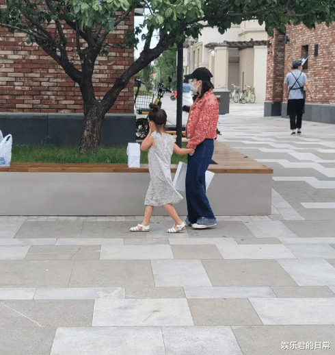 李冰冰|霍思燕夫妇被偶遇，杜江帮妻儿买饮品太贴心，8岁嗯哼身高猛蹿