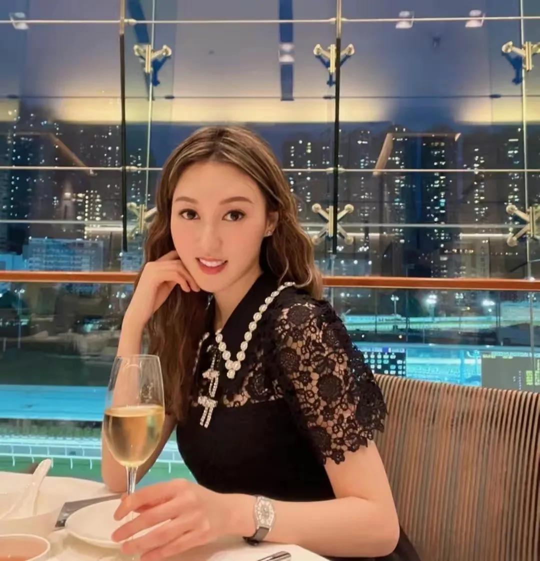 |为父还债进娱乐圈 大搞爷孙恋不到一年离婚获3亿补偿成富婆