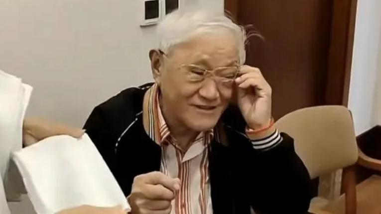 87岁牛犇养老院生活！步履蹒跚拿拖把当拐杖，须发皆白慈祥和蔼
