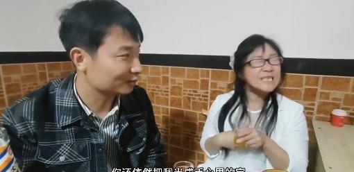 余秀华|46岁余秀华婚姻出危机？杨槠策承认因钱与其结婚，目前还爱着前妻