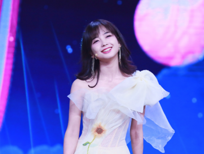 王冰冰|央视王冰冰坐车前盖拍照!穿赛车服抱头盔超专业,被夸30岁像萌妹