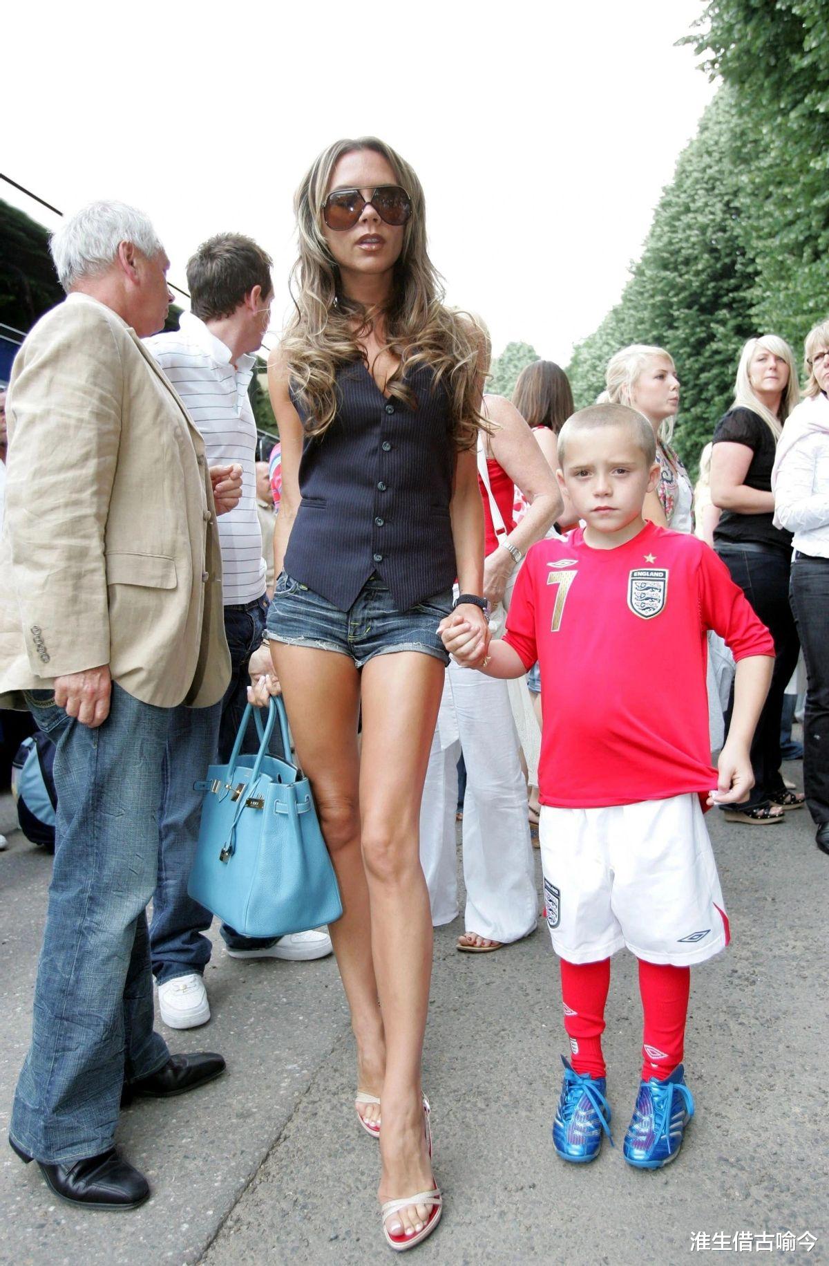 维多利亚·贝克汉姆|48岁贝嫂:穿一块白布和黑人拥抱,16年前穿辣妹装参加世界杯真嫩