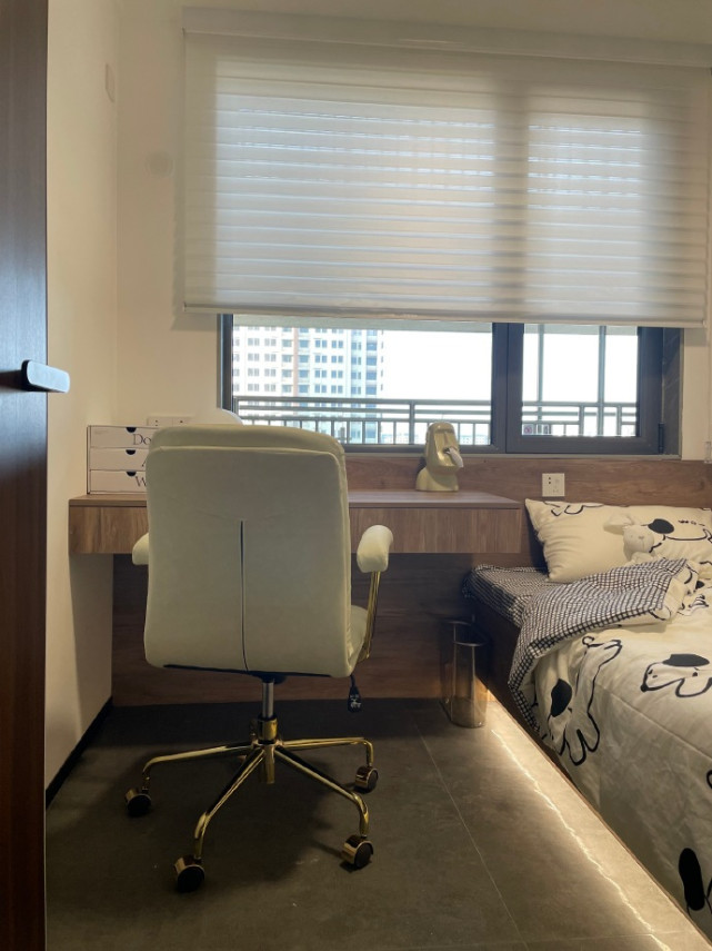 115平现代简约风,灰色影视墙是格栅和木饰面的结合