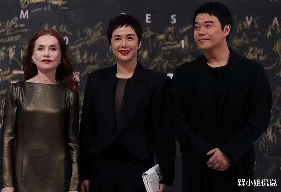 西装 蒋雯丽红毯闹了大笑话，穿垫肩西装身材魁梧，浓妆短发像“小丑”