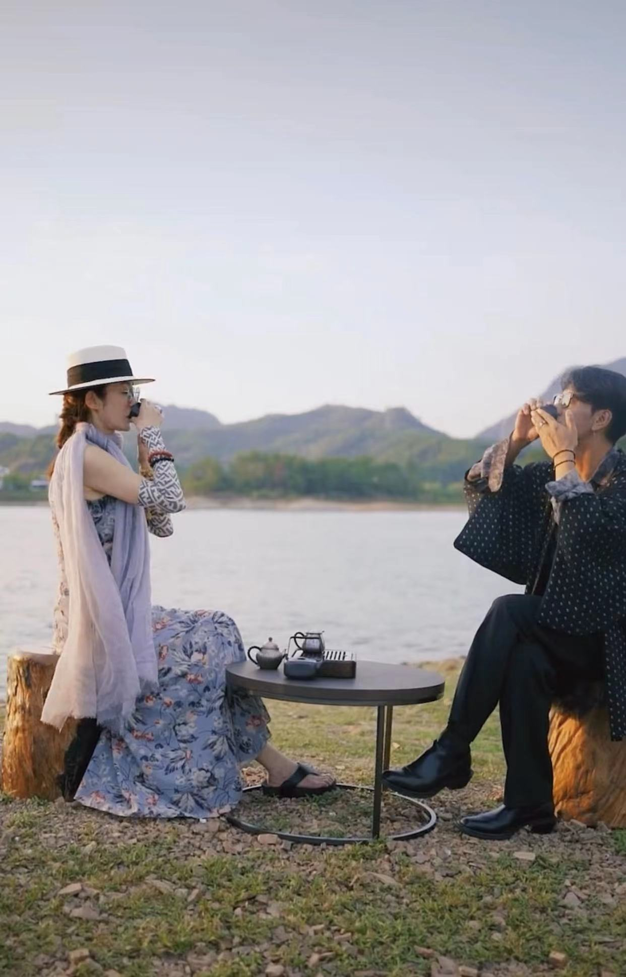 张敏|张敏携小男友定居内地！紧搂蒲巴甲骑摩托兜风，戴佛珠白嫩似少女