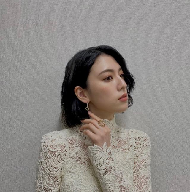 三吉彩花|《今际之国的闯关者2》三吉彩花不仅长相高冷美艳,还拥有大长腿