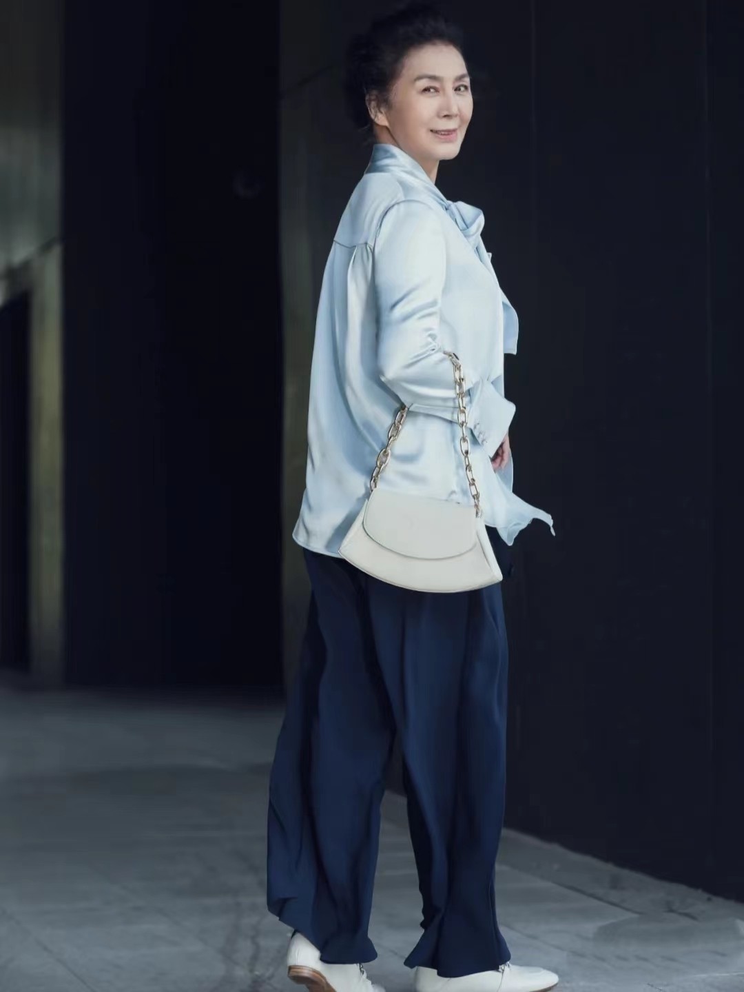 食材 建议中老年女人：出门穿衣，搭配、发型一个不落，活到老优雅到老