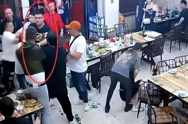 央视明确地给出表态:唐山烧烤店事件背后!到底是谁在庇护他们?