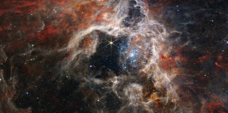 哈勃新奇发现,这个发亮的星团中有红色、白色和蓝色恒星