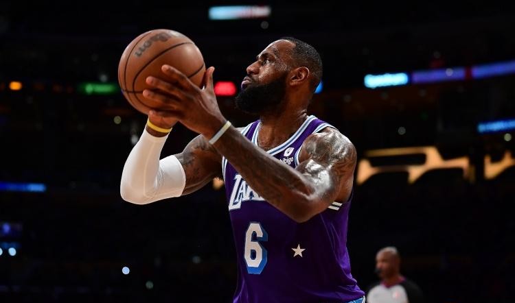湖人队|NBA名宿点评湖人：浓眉才是球队的核心，詹姆斯需要在季后赛发力
