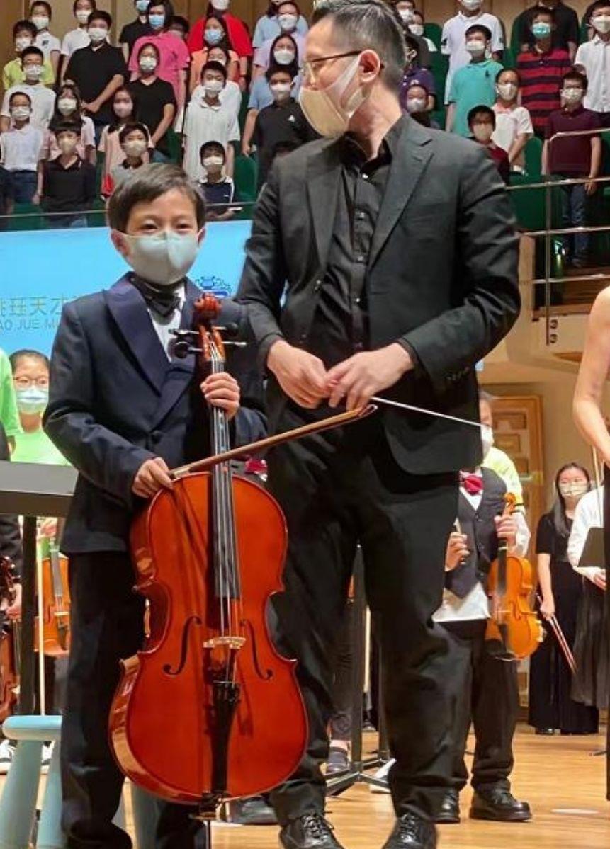 贾静雯|郭晶晶妈妈罕见露脸，现身香港参加孙子表演，一家人的颜值都好高