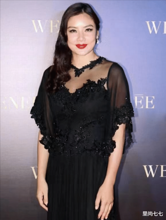 乐基儿高调亮相,黑色裙装看似霸气,但选错发型却毁坏整体韵味