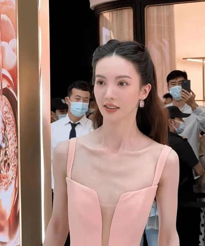 生图|镜头前美艳，真人干瘪，头大肩窄，排骨胸，这11位女星反差太大