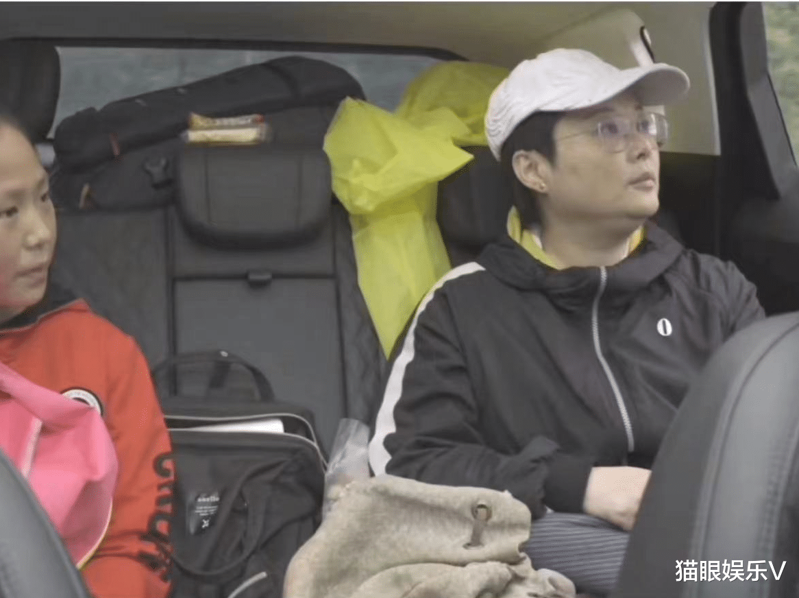 袁立|50岁袁立近况曝光！身材发福脸部圆润模样大变，面带笑容显慈爱