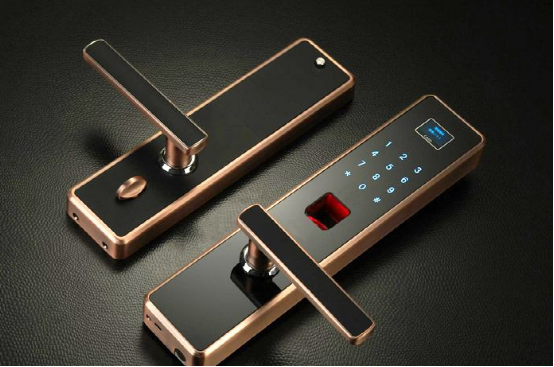 家里别装指纹式门锁了,有钱人从不装,后悔我家装错了