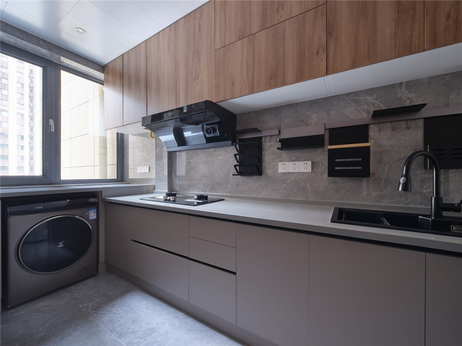 19平简约+原木设计三居室,三口之家储物空间充足传递家的温度