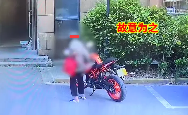 价值6万摩托被老人推倒,拒绝道歉和赔偿,男子迫于压力搬离小区