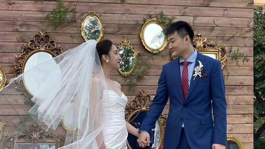 丛明晨|丛明晨大婚！妻子高颜值！辽篮众将参加，艾伦喜庆+赵继伟带家属