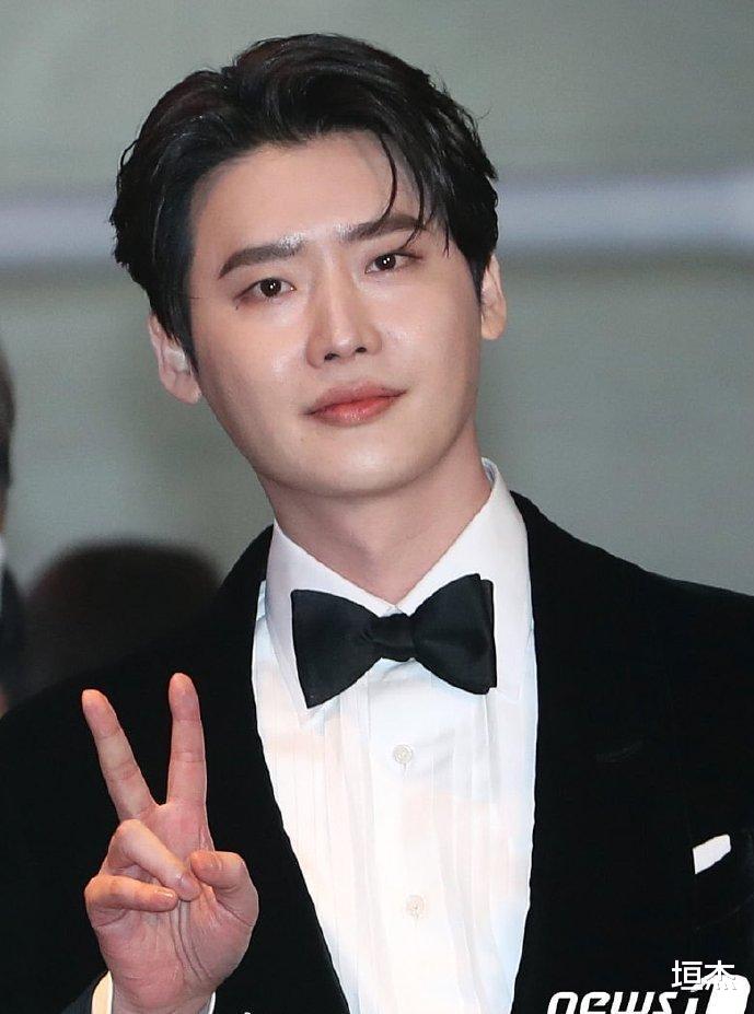 李钟硕|韩媒果然“实在”!李钟硕的图,不P一下就放出来