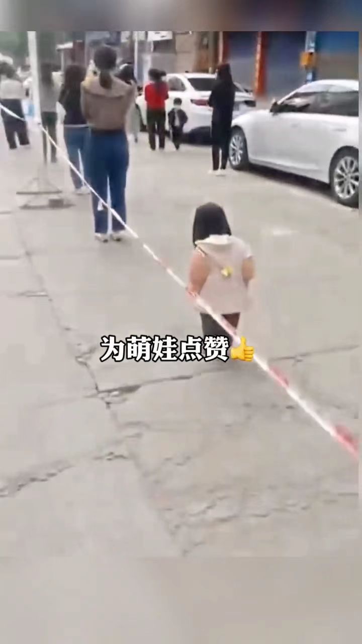 广安:萌娃独自排队做核酸,恪守一米线,网友纷纷表示太棒了