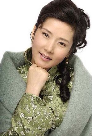 发型 中年女人想时髦洋气，从放弃你的“黑长直”开始，看何赛飞就知道