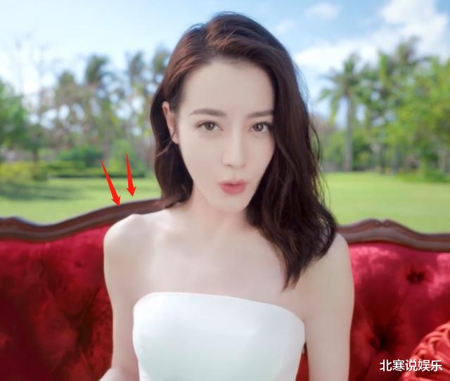 迪丽热巴|女明星热巴光脚做瑜伽！穿短裤炫出一双细白腿，瘦到肩膀凸出两块