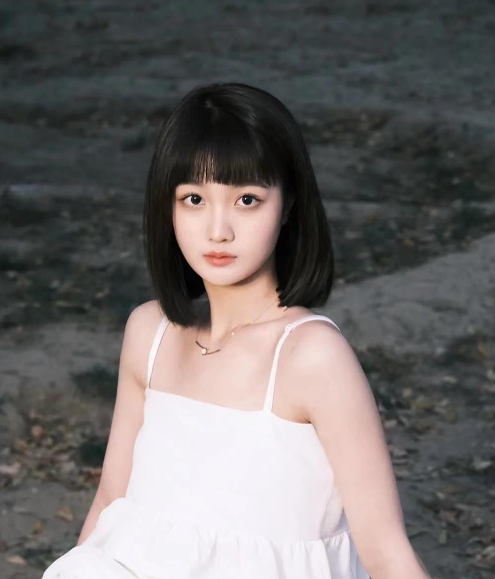 张嘉倪|张嘉倪官宣离婚后首现身，与人合影提不起精神，强颜欢笑闷闷不乐