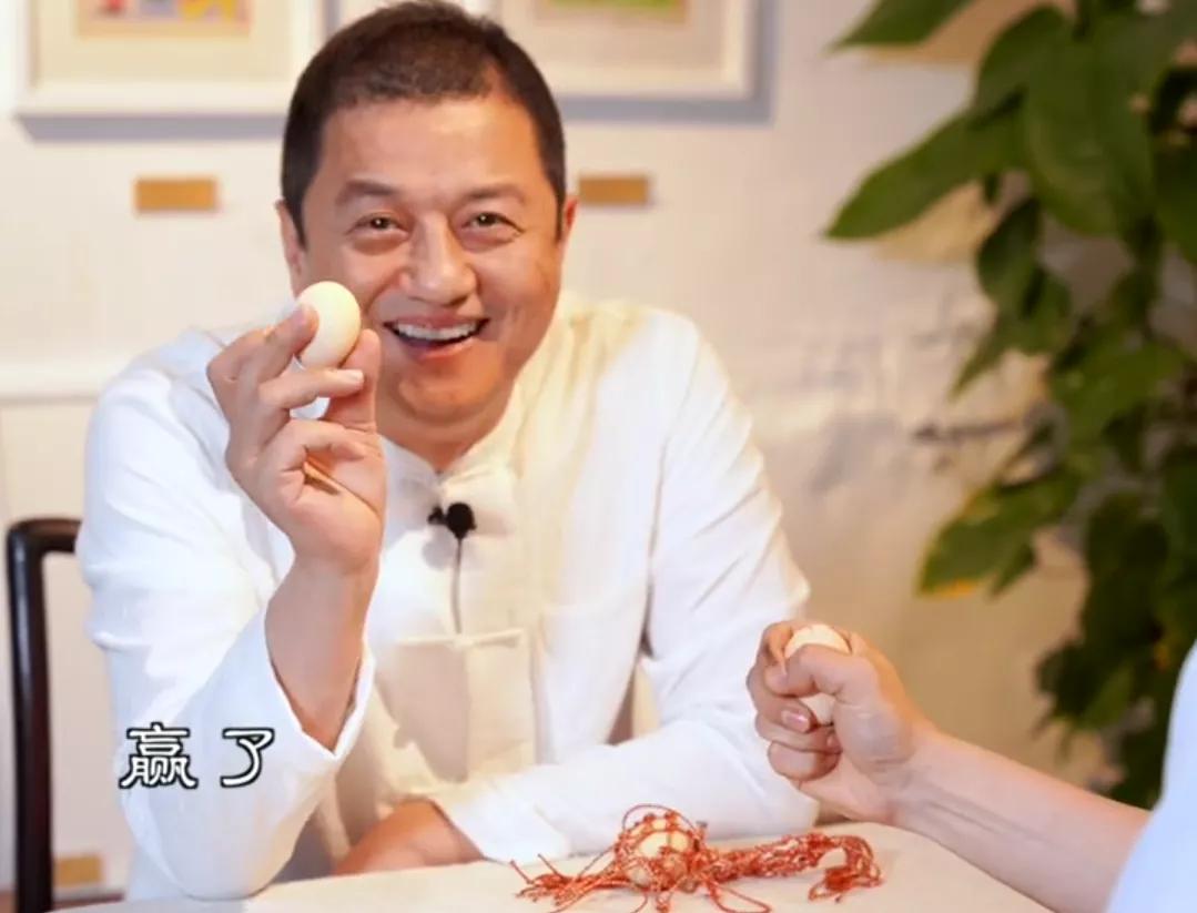 李亚鹏|50岁李亚鹏与友人一起“斗蛋”，吃五色饭，称发福还是消肉