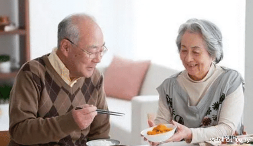 运动|早上空腹喝水,比不吃早饭还伤身?起床后按序做4事,延年又益寿