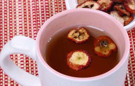 山楂|老年人经常用山楂泡水，不出一个月，身体可能会悄悄收获三喜临门