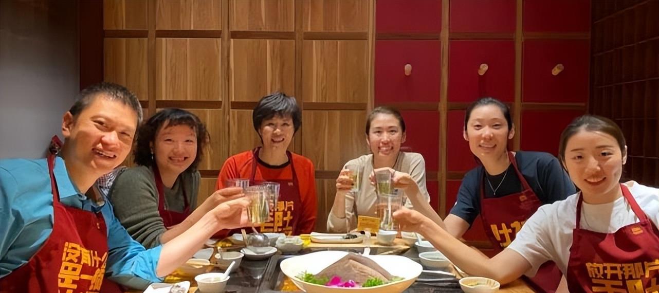 穿衣搭配 郎平带女儿和朱婷聚餐，T恤配短发精神抖擞，女儿和妈妈气质真像